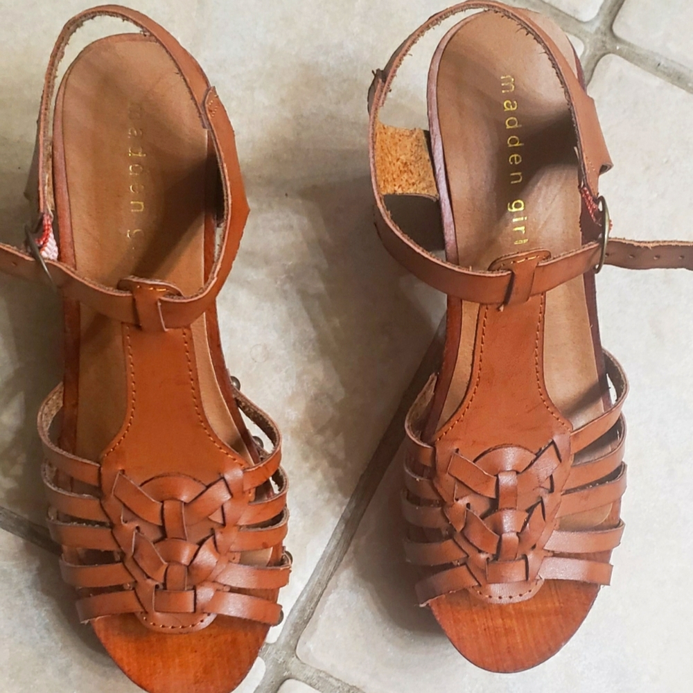 Wedge vintage heels.